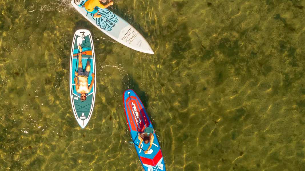iSUPs und aufblasbare Wing-Boards: Was tun mit dem aufblasbaren SUP in der Sonne?
