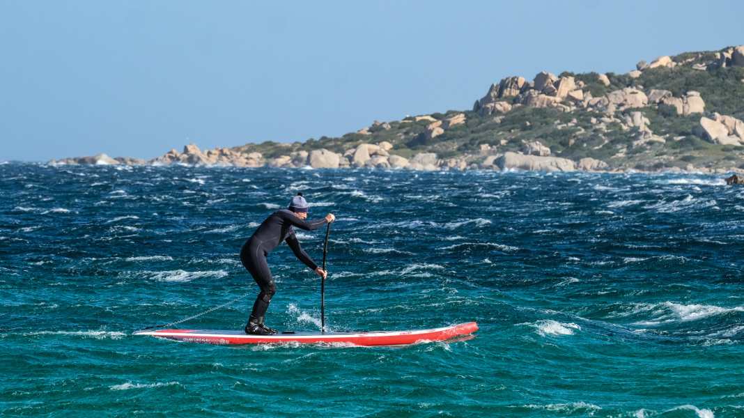 Ohren-Probleme: So entsteht “Surfer’s Ear”, so schützt man sich