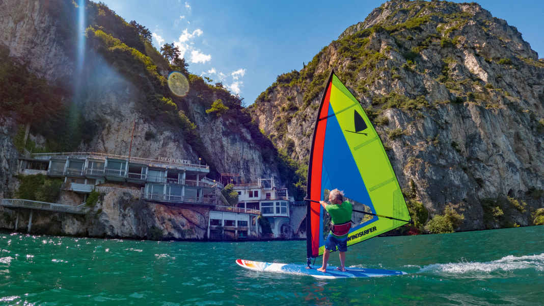 Test WindSUPs: 10 Hybrid-Boards zum Windsurfen und SUPen