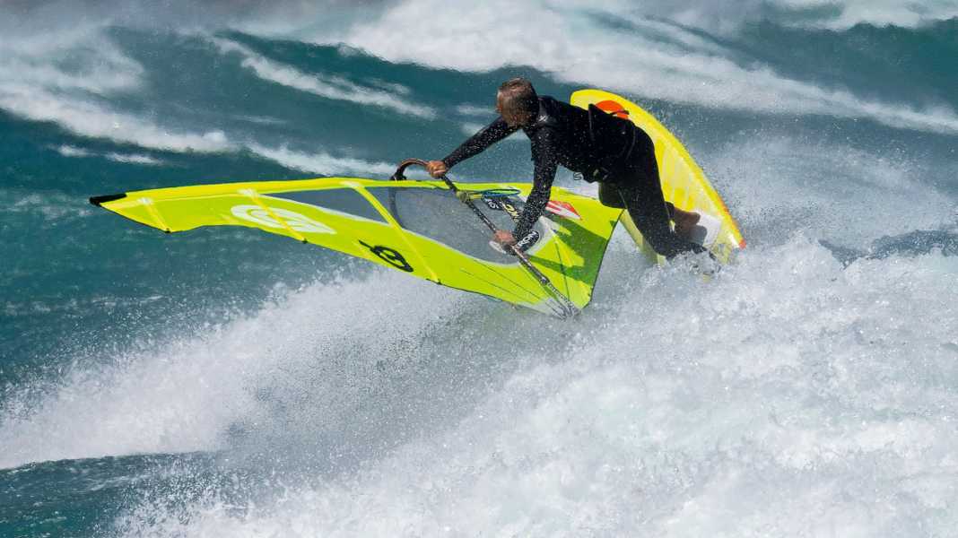 Riding technique: Backside waveriding - how to ride waves upwind