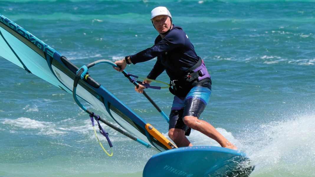 Sun protection for water sports: caps, hats and scarves for surfing put to the test