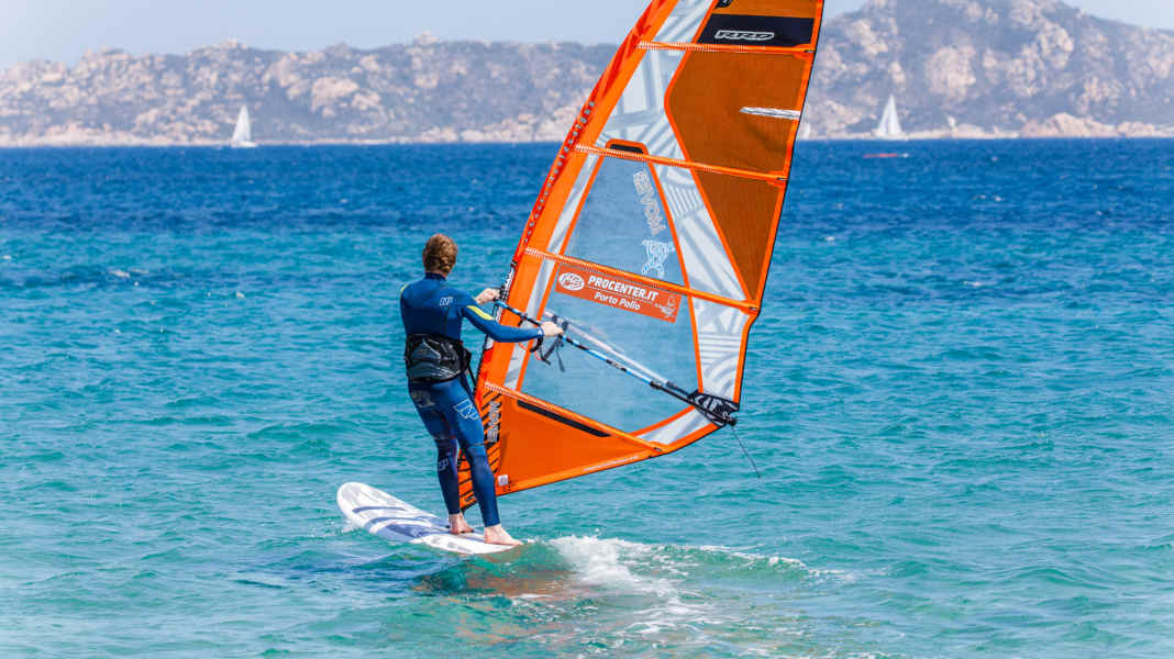 Windsurf Basics: Amwind, Raumwind, Halbwind - das sind die Kurse beim Windsurfen