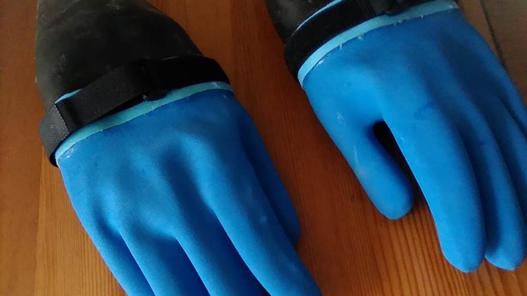 DIY: Build your own surf gloves - keep your hands warm while winter surfing