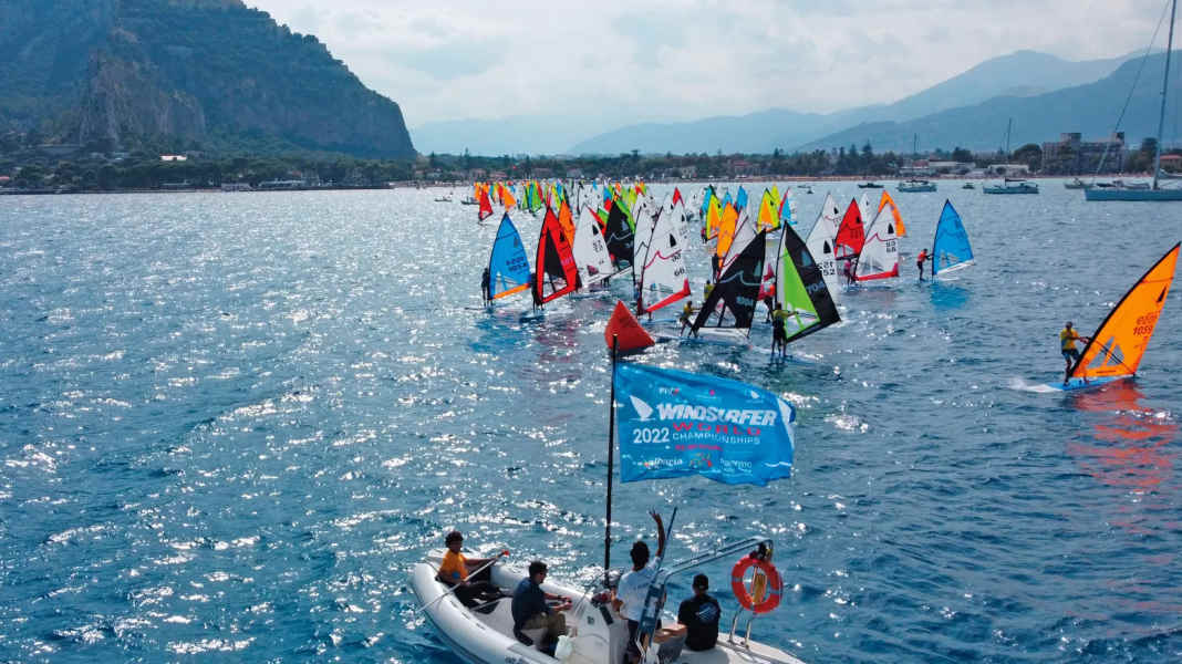 Windsurfer LT Weltmeisterschaft: Leichtwind-Rennen in Mondello auf Sizilien