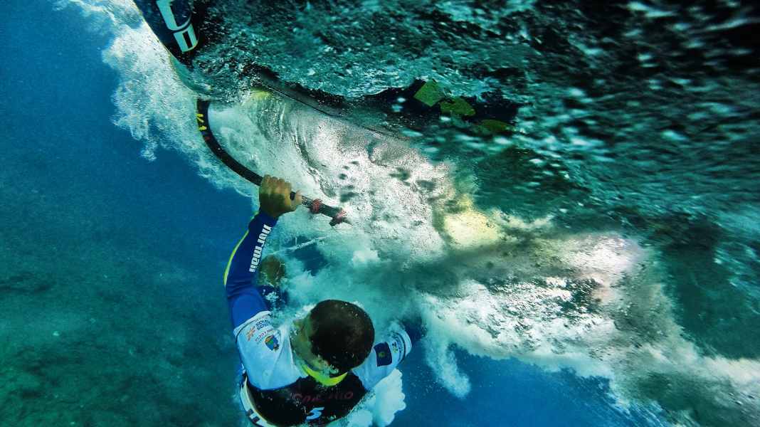 Ohren-Probleme vom Surfen: So entsteht “Surfer’s Ear”, so schützt man sich