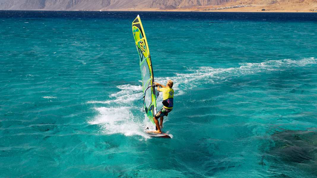 Video: Windsurfing manoeuvre - Tack
