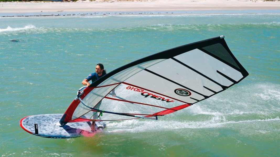 Race- und Slalomsegel – Windsurfen mit Überschall