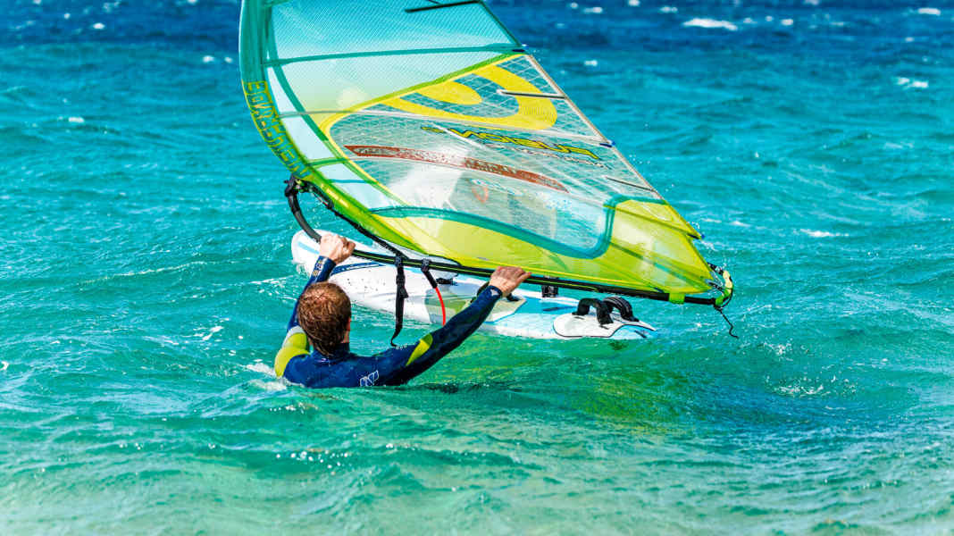 Windsurf-Fahrtechnik: So gelingt dir der Wasserstart