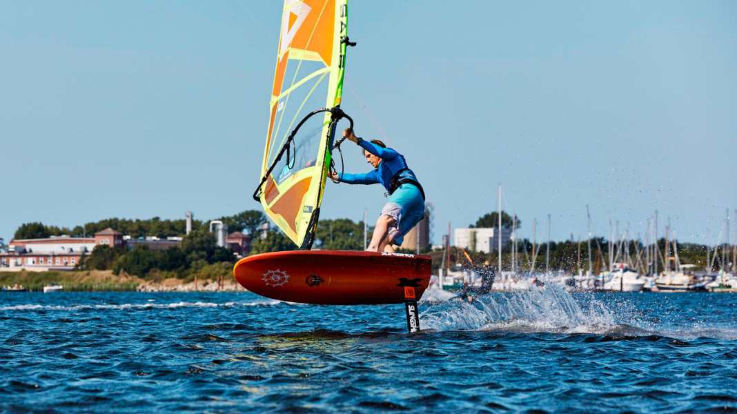 Video-Tutorial – so geht die Foil-Halse beim Windsurfen