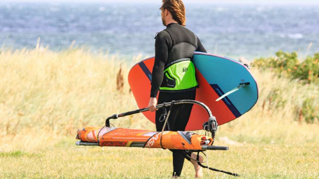 Ratgeber: Easy ans Wasser – Surfmaterial tragen, leicht gemacht