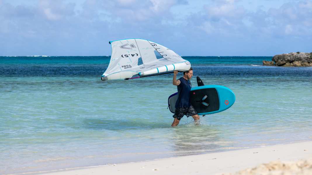 Wingfoil basics: bringing material out of the water and securing it on the beach