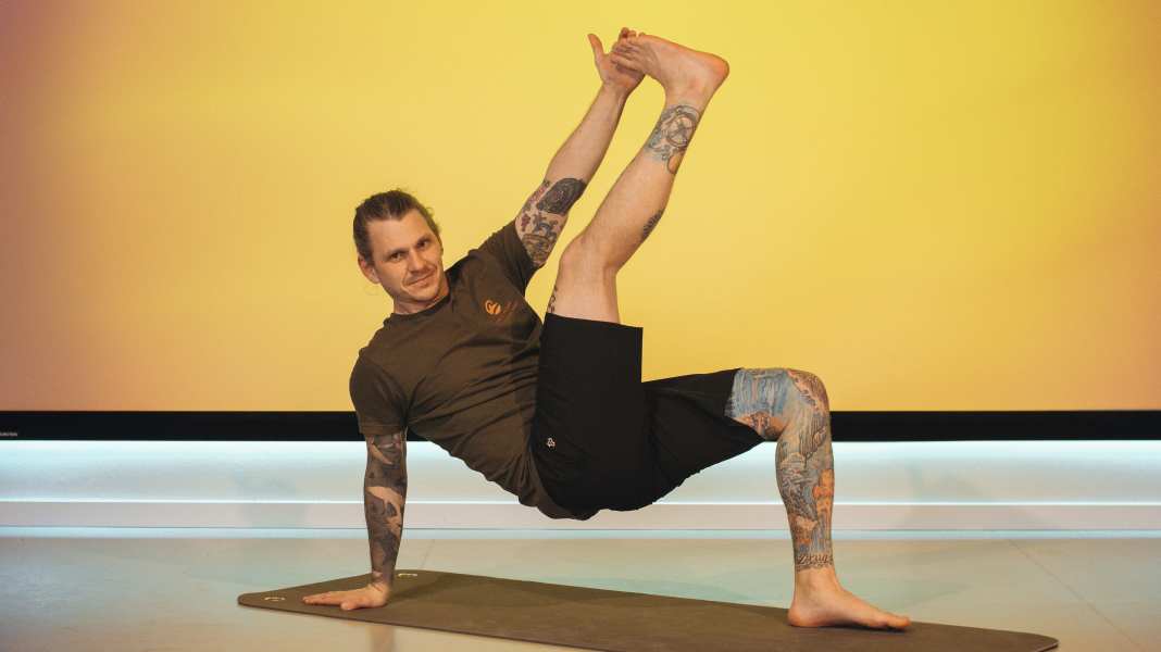 Fit für die Saison: Die besten Yoga-Übungen für Windsurfer, Wingfoiler und Co.