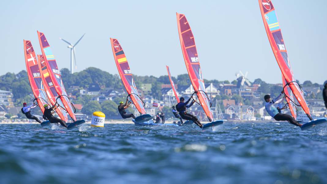 Kieler Woche: iQFoil-Rennen vor Schilksee, Freestyle im Bootshafen