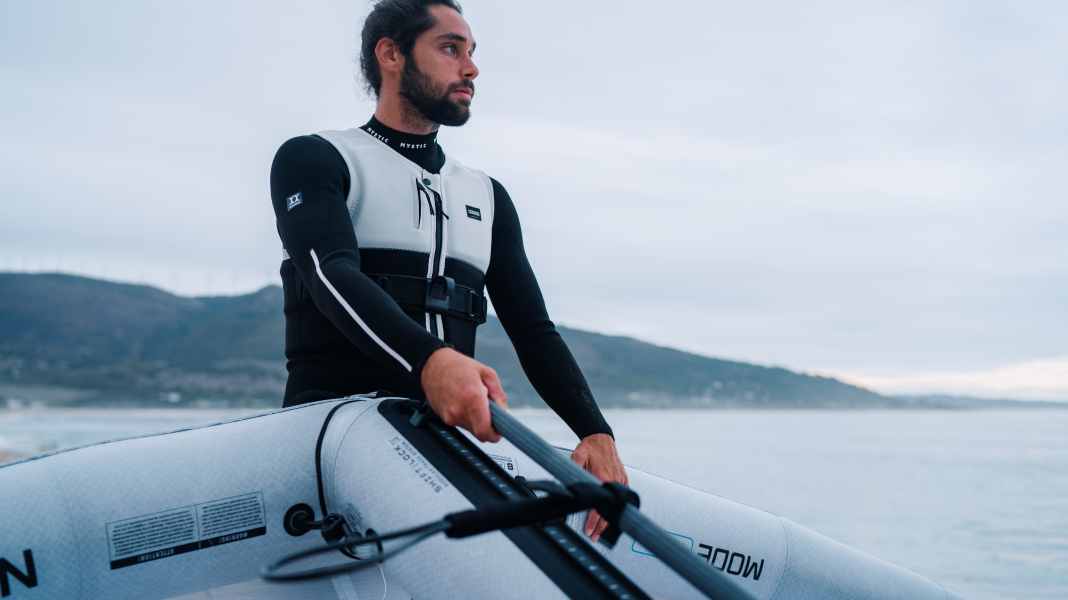 Prallschutzweste für Wingfoiler: Endure Impact Vest von Mystic mit Trapezhaken