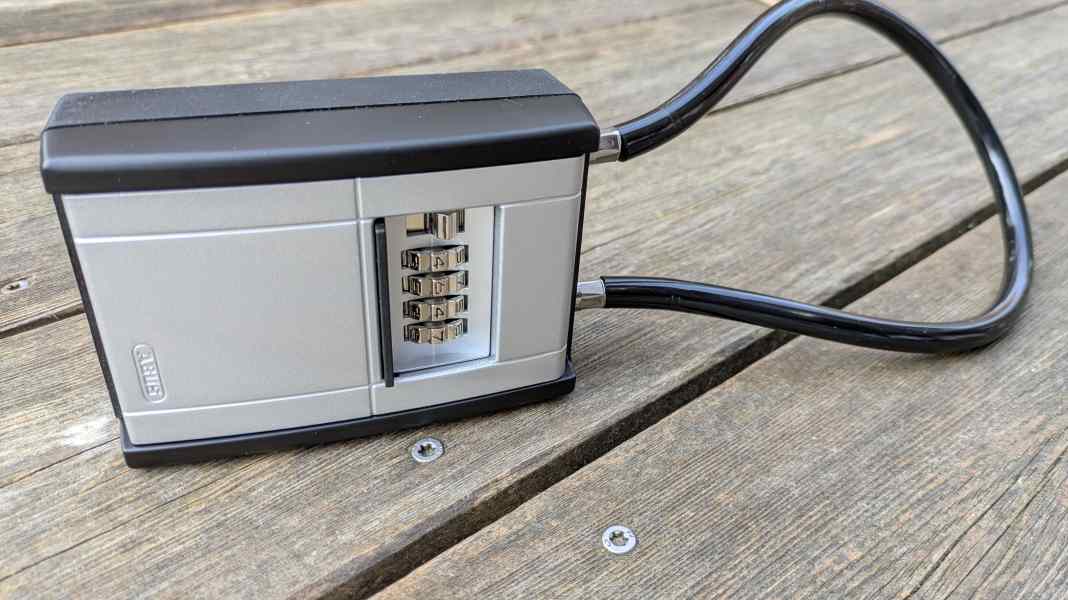 surf Advent calendar 2025: Door 10: A key safe from Abus