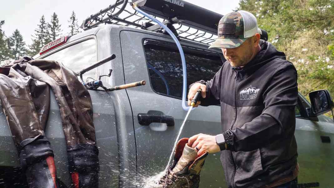 Van accessories: Shower for on the road - Yakima Roadshower