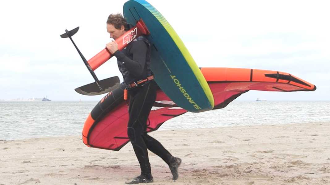 Tipps & Tricks: So trägst du Board und Wing am besten ans Wasser