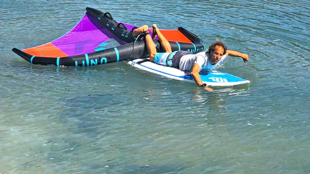 Safety: How to paddle with the wing when wingfoiling