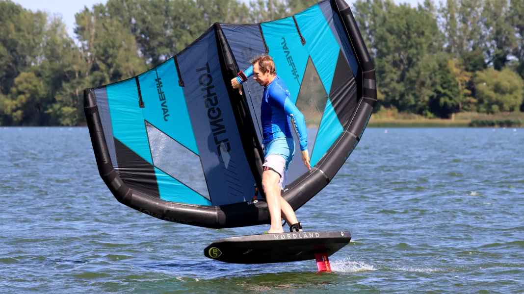 Slingshot Javelin V1 - der neue Wing mit Boom-System im Test
