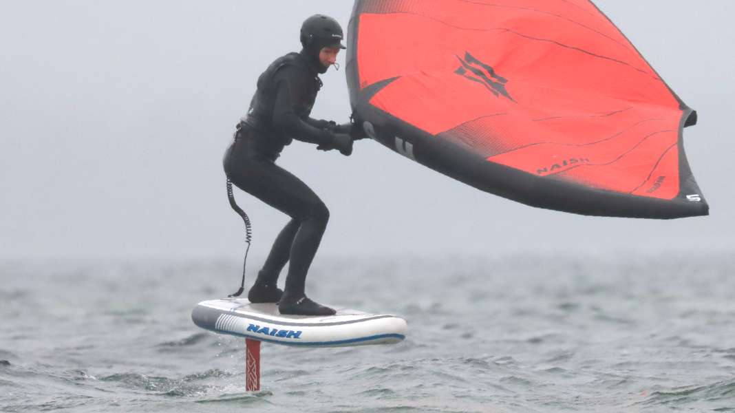 Das Naish Hover Inflatable Wingboard im Test