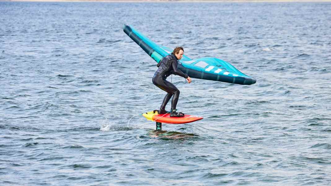 Riding technique: Pumping when wingfoiling - take off early, keep flying for a long time