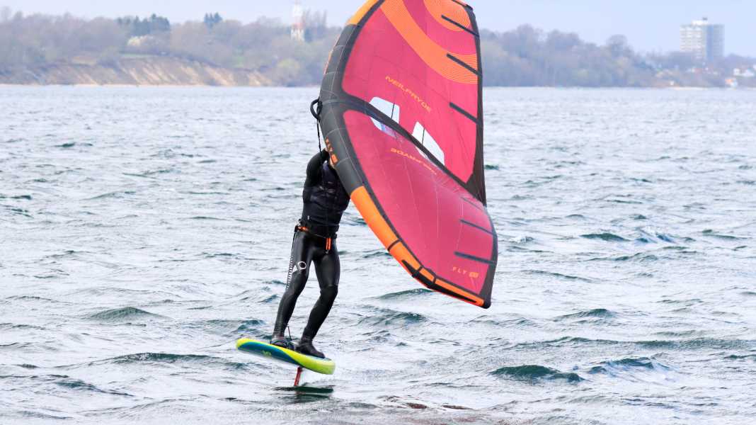 Fahrtechnik: So lernst du die Wingfoil-Halse am besten