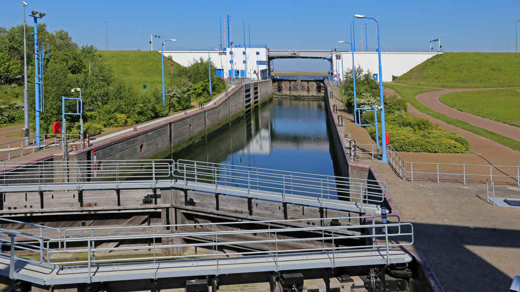 Menschenschmuggel mit Segelyacht: Endstation in der Schleuse