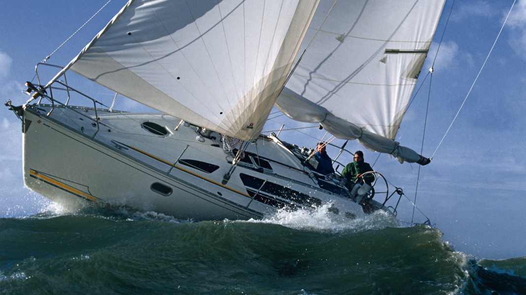 Vela di prua per tempo forte: fiocco da tempesta e strallo di prua - il telo per la vela agitata