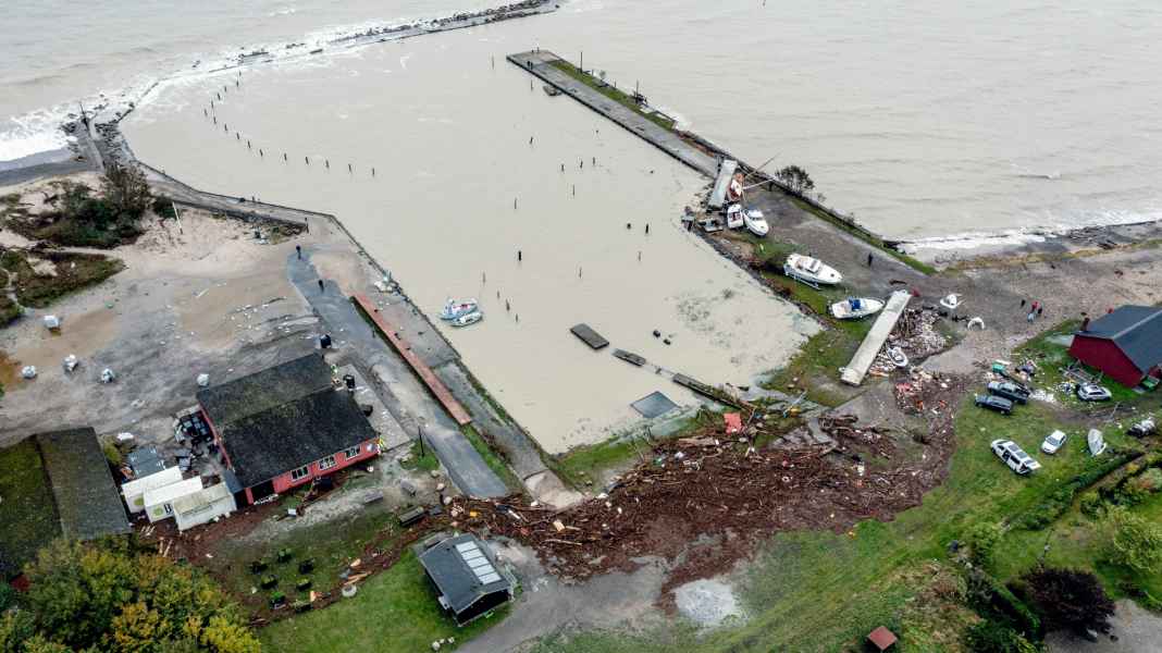 Between seasonal fiasco and a new start: Danish harbours after the storm surge