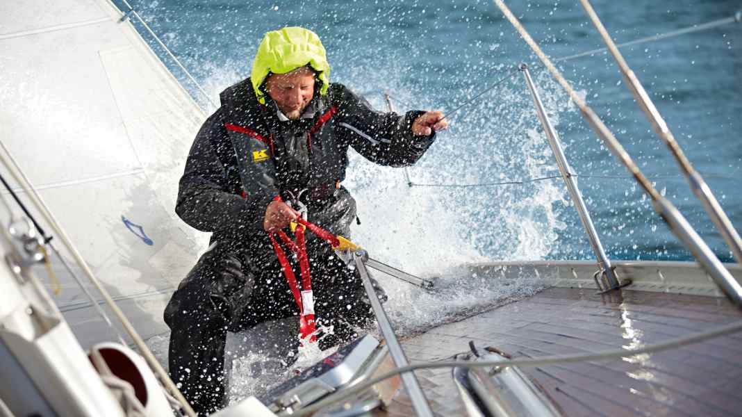 Seamanship: How to manoeuvre despite strong winds