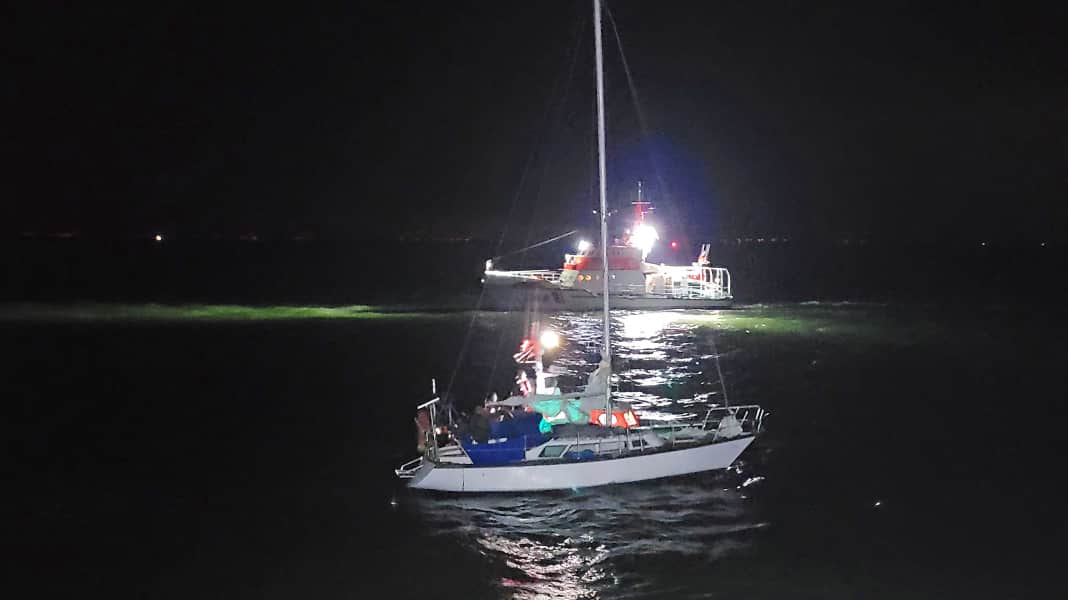 Vicino alla collisione: un pescatore salva un velista single in difficoltà