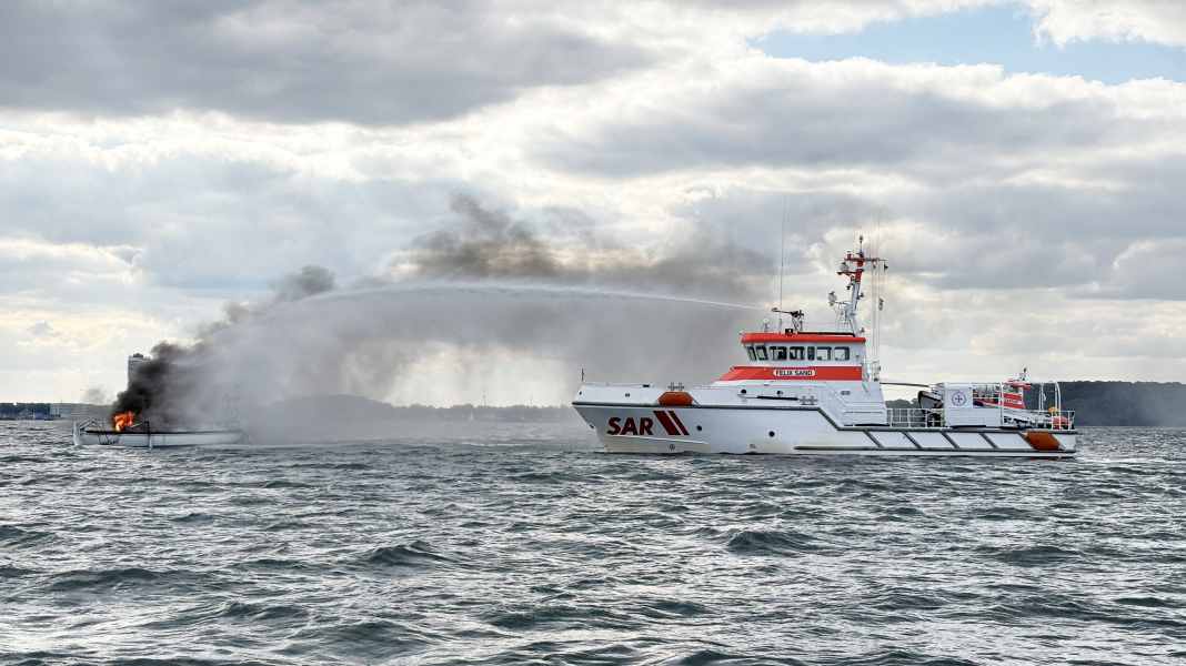 Seenotrettung: Segelyacht steht vor Travemünde in Flammen