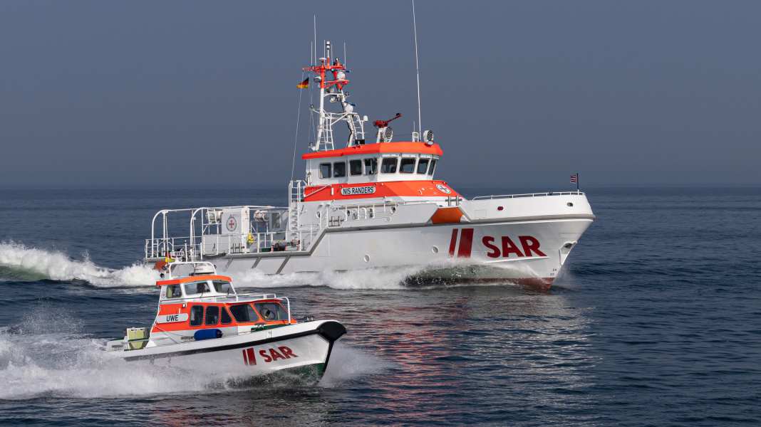 Prerow: Sea rescuers tow distressed vessels to unopened port of refuge