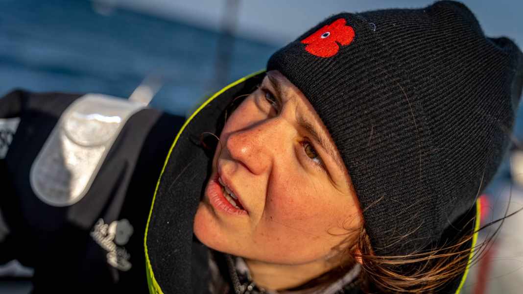 12. Route du Rhum: eine Kenterung, drei Mastbrüche und Herrmann kämpft