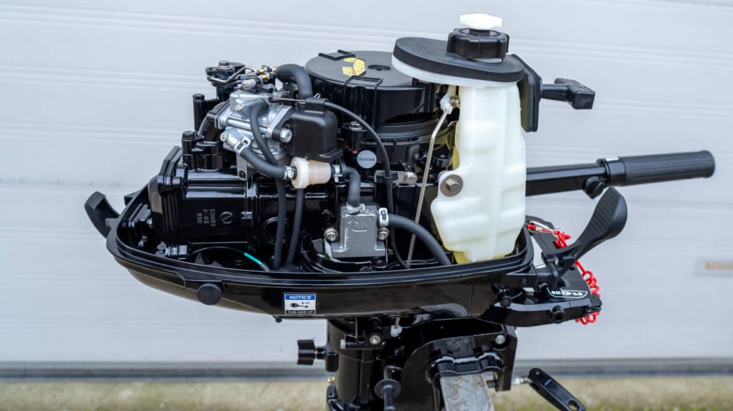 Instructions: Putting the outboard motor into hibernation step by step