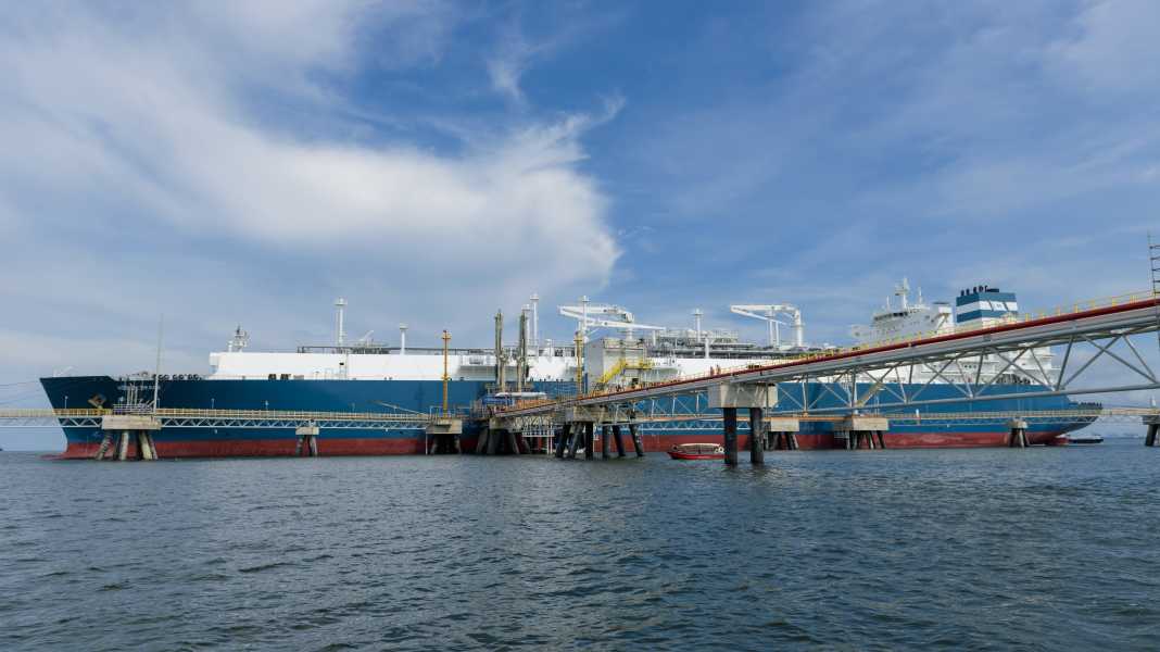 LNG-Tanker: Segler müssen doch nicht Abstand halten!