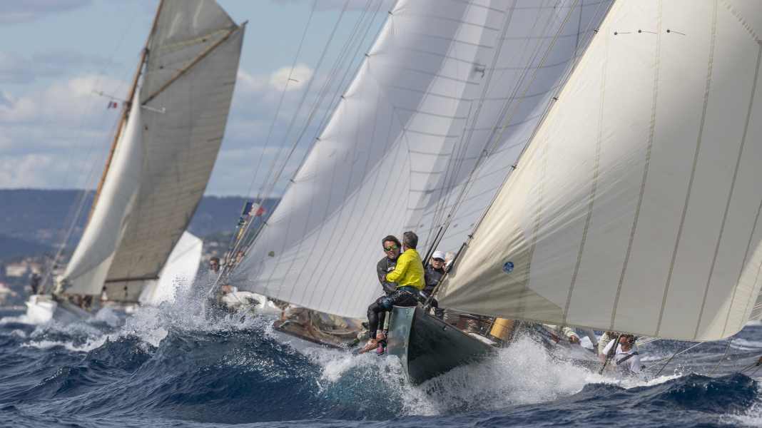 Saint-Tropez: Spannende Bilder, Klassiker kämpfen mit Starkwind
