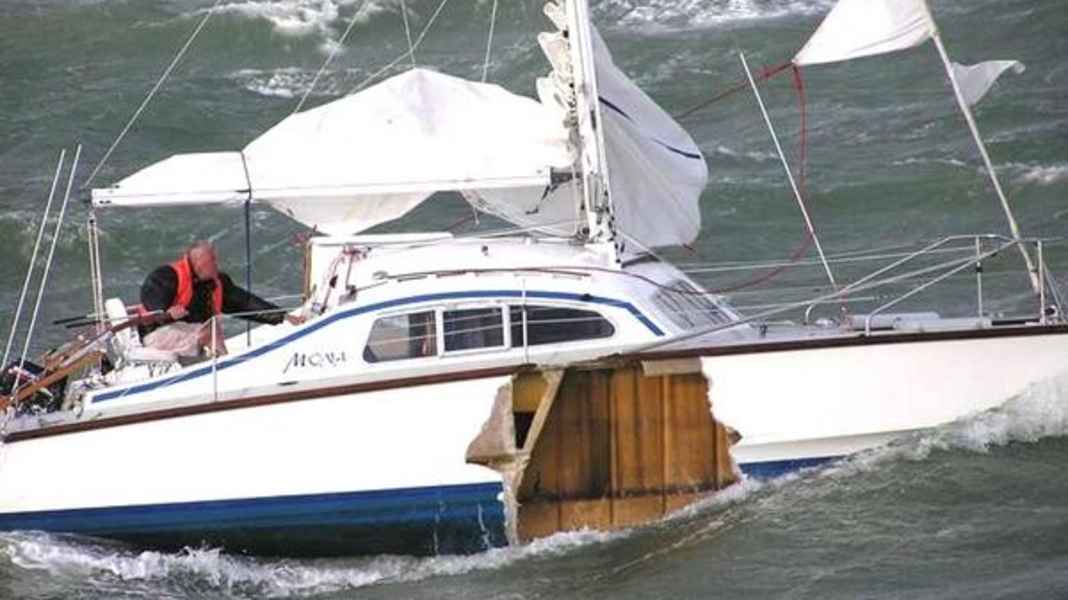 Distress at sea: German catamaran loses centreboard