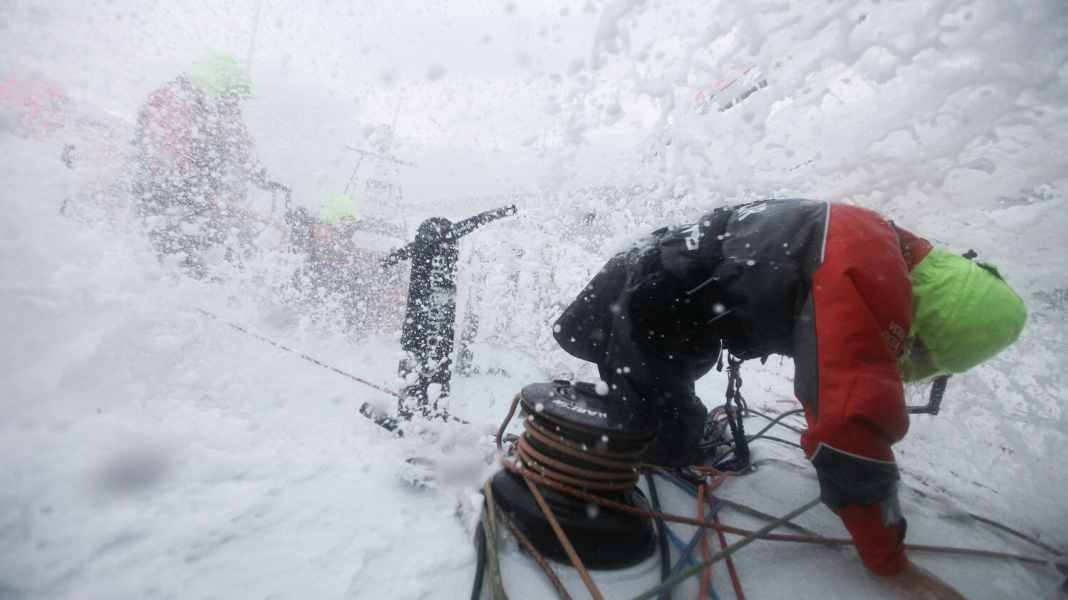 Volvo Ocean Race: Groupama on the advance despite leak