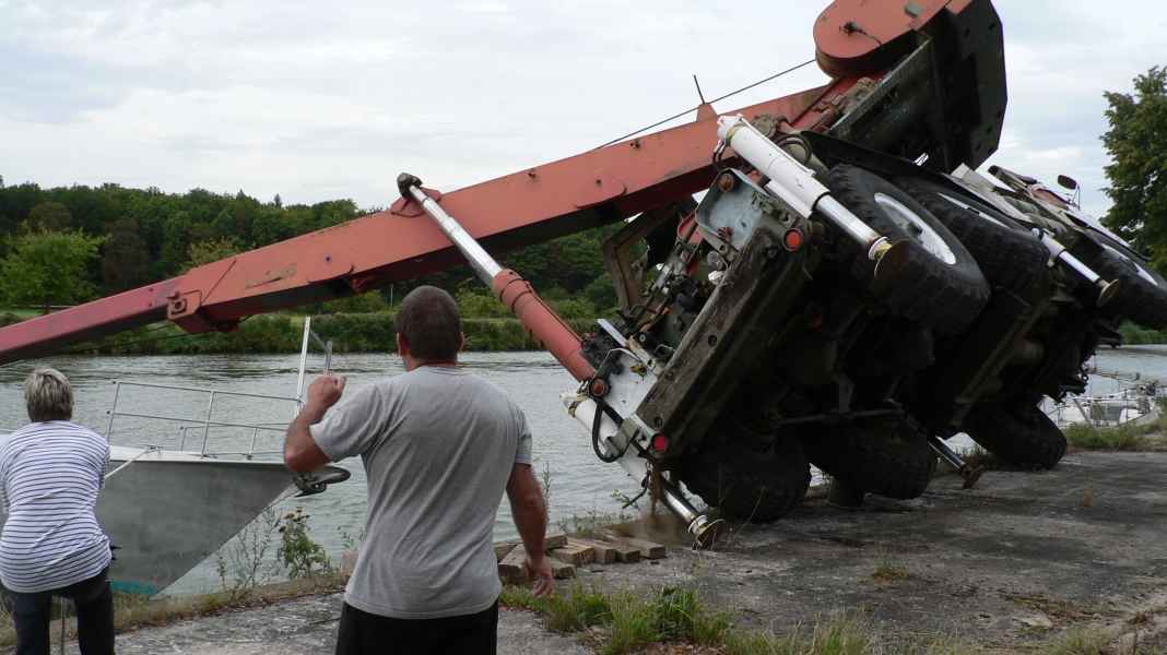 Unfall: Mit Kran in den Kanal gekippt