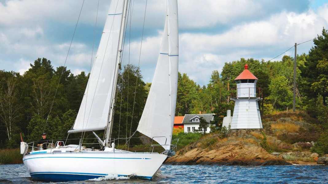 Oslofjord : hautes voiles et fjord au loin