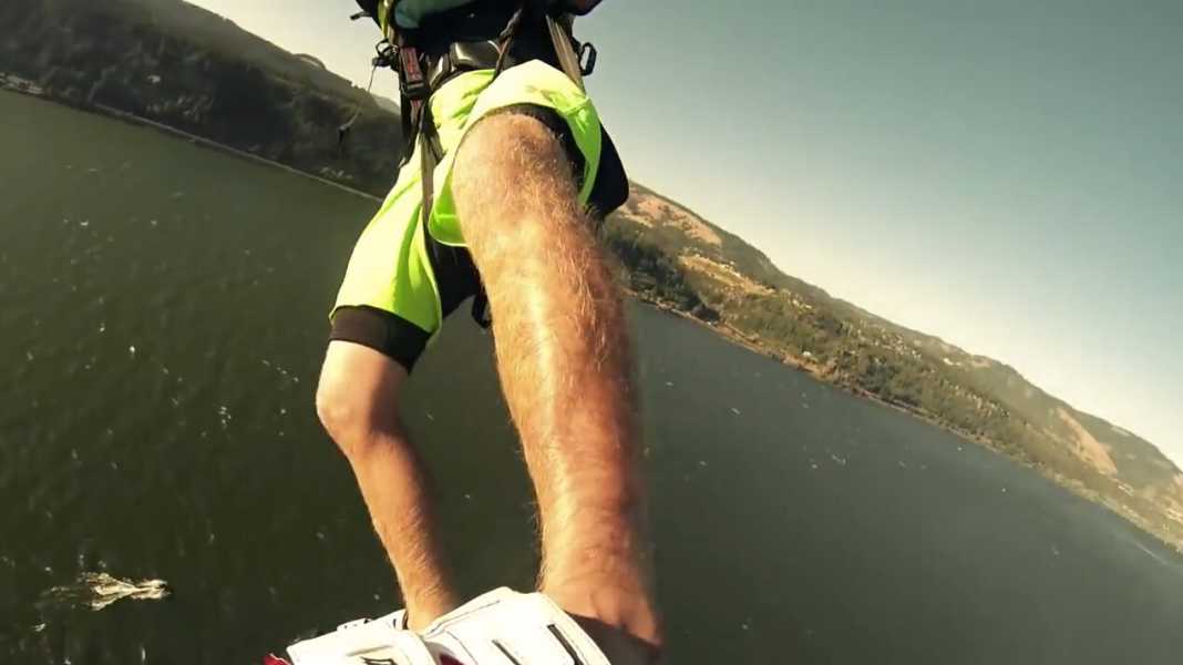 Kiteboarding : saut en hauteur de 240 mètres avec une planche de kiteboard
