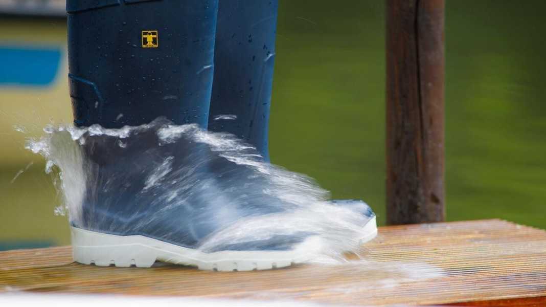 Equipment: 19 rubber boots in comparison