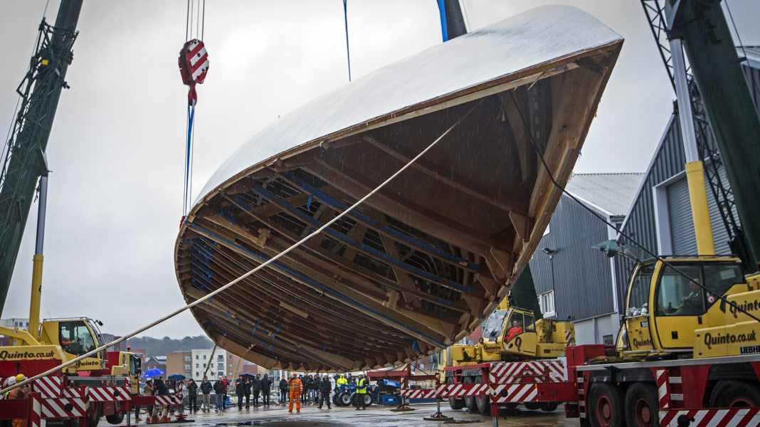 Spektakuläre Aktion: Einmal wenden bitte: Spirit Yachts dreht 34-Meter-Monster