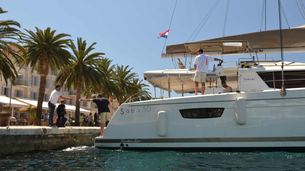 Manovre: è necessario conoscere queste 9 manovre portuali per catamarani