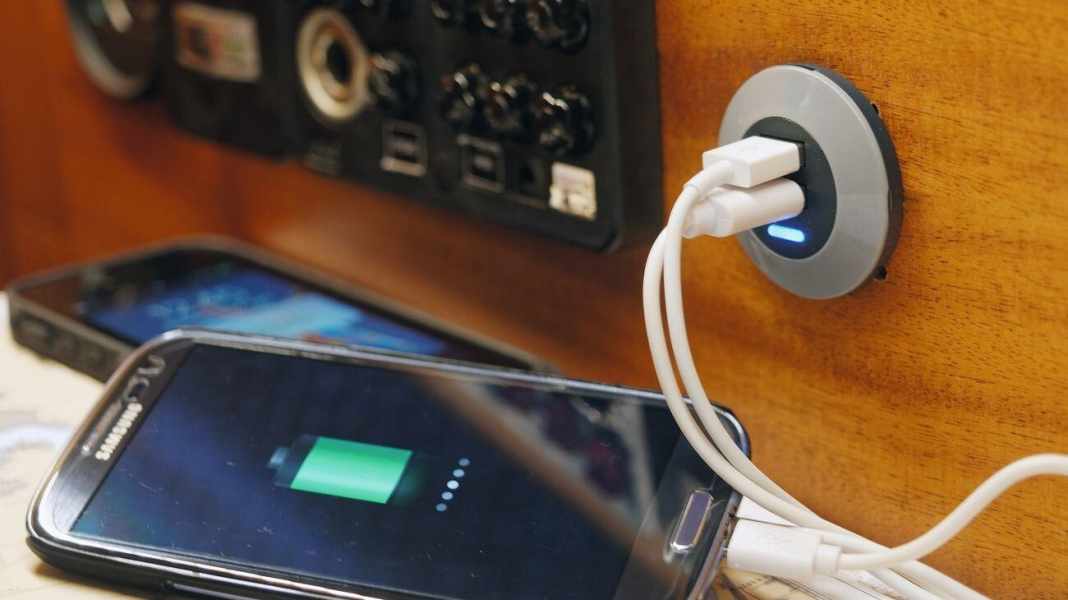 Bordelektrik: USB-Steckdosen: Saft fürs Smartphone