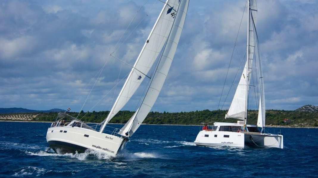 Eau bleue : catamaran ou monocoque pour une longue croisière ?