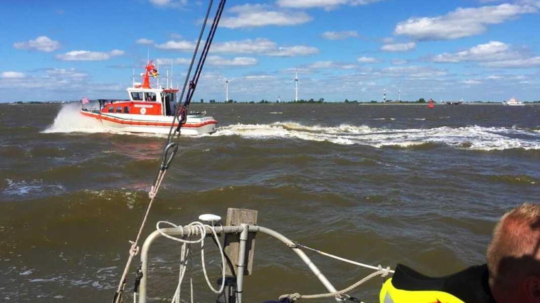 Havarie auf der Ems: Einhandsegler geht über Bord – und kann an Land schwimmen