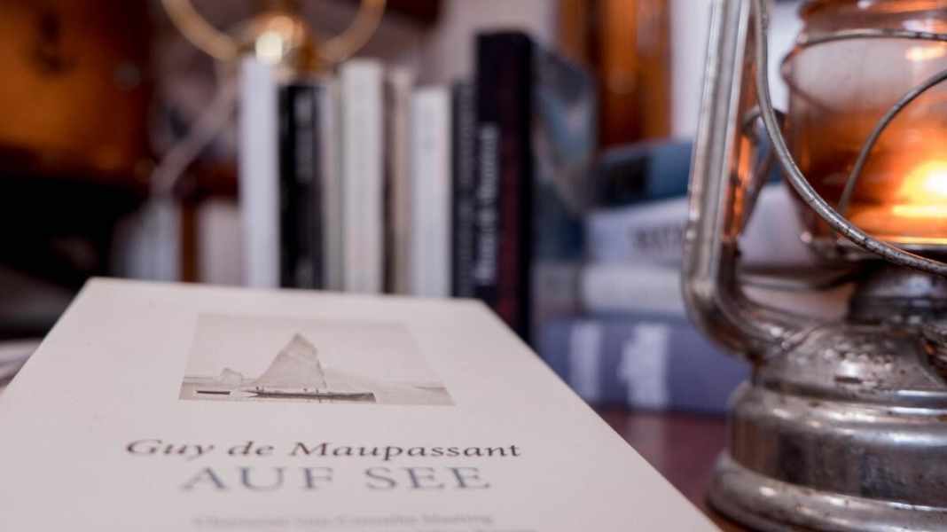 Literatur: 10 spannende Segelbücher für Hafentage