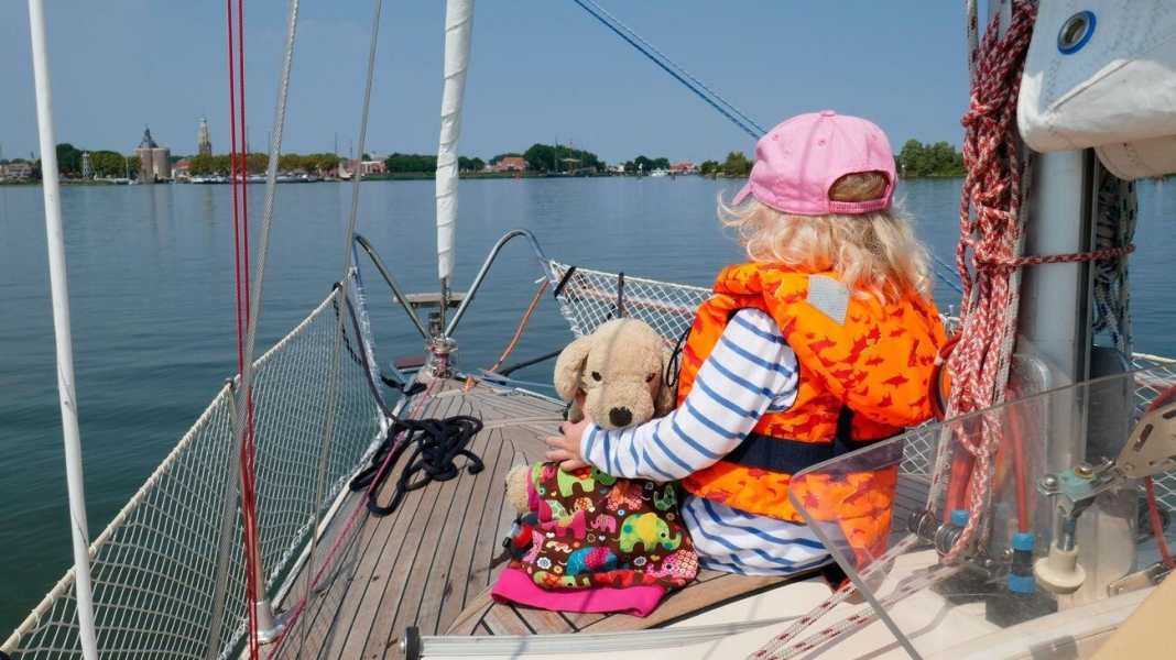 Auszeit: Segeln mit Kindern: wie die Elternzeit an Bord gelingt
